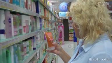<strong>希腊</strong>佩雷亚城的商店里，成年妇女在货架上挑选商品